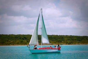 Bacalar: Private Lagoon Sailing Trip with Homemade Guacamole