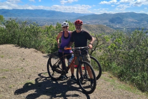 Paseo en bici por antiguos senderos locales: Monte Albán y Atzompa