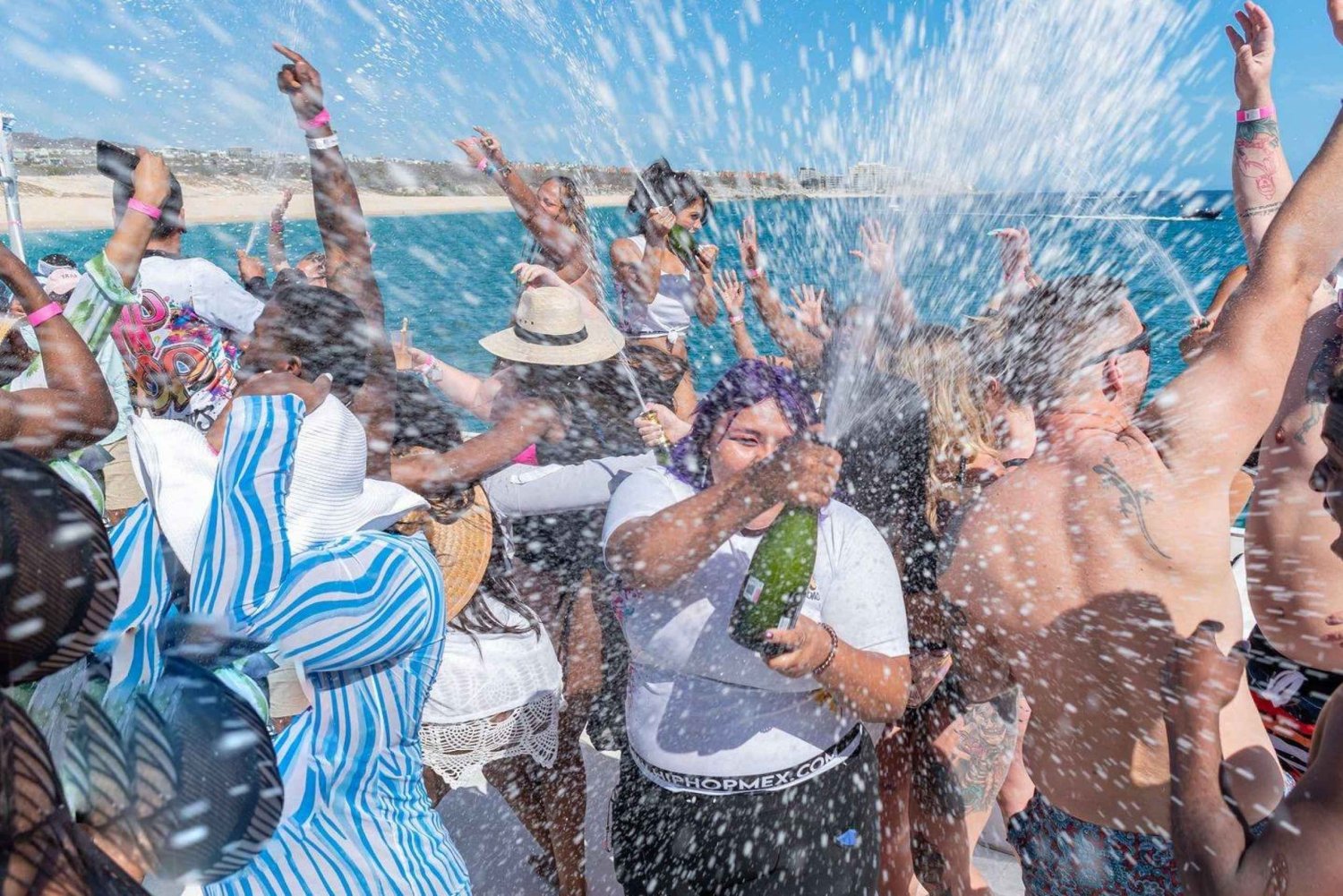 Cabo San Lucas: Fiesta en barco sólo para adultos con bebidas y DJ en directo