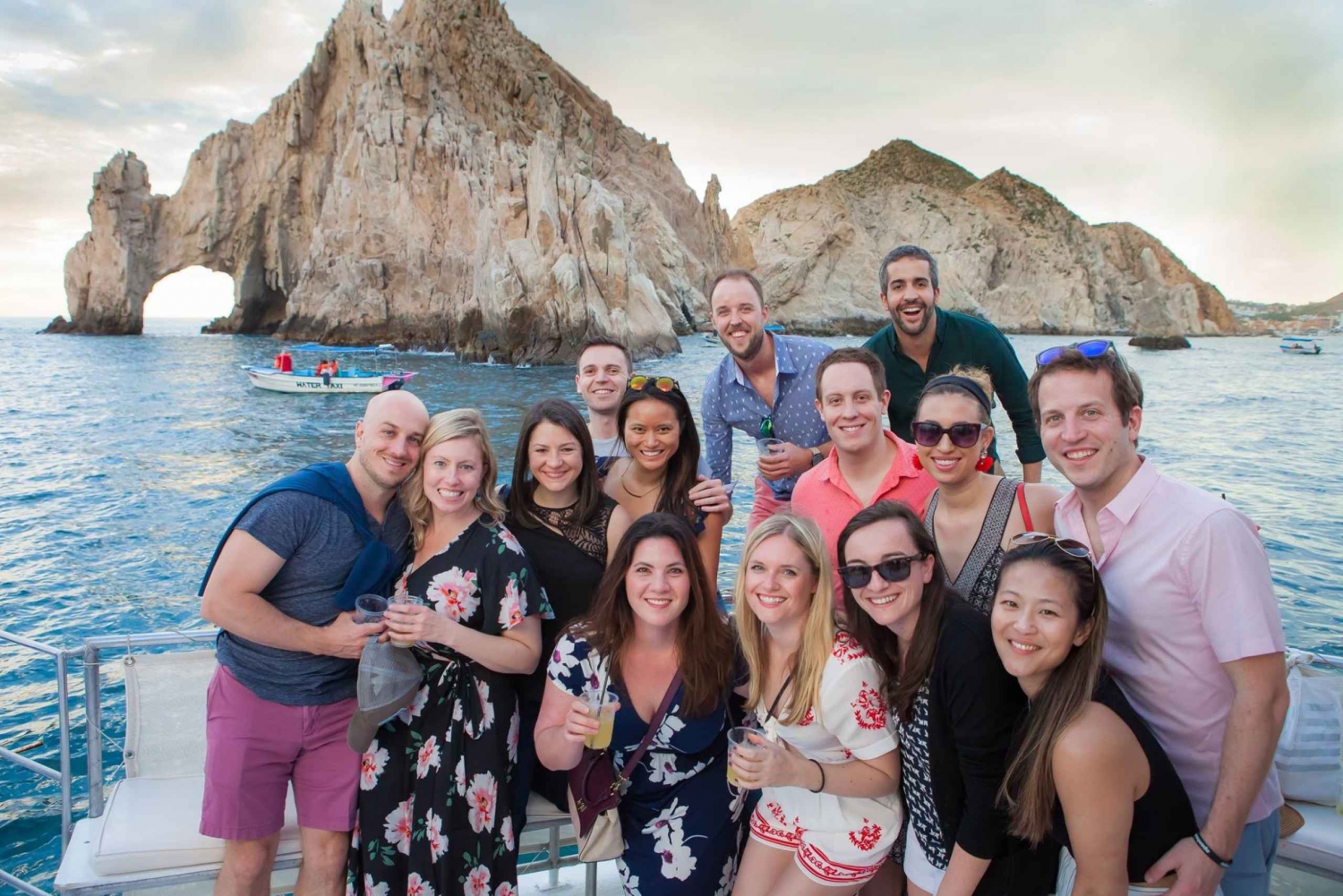 Cabo San Lucas: Luxury Sunset Cruise with Drinks and Snacks