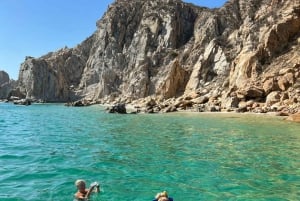 Cabo San Lucas: Tour privado en yate con equipo de snorkel