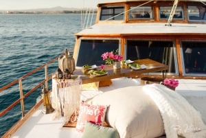 Cabo San Lucas: Sunset Yacht Cruise w/Chef Dinner & Open Bar