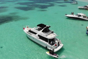 Cancun: 4-hour 55ft Luxury Yacht Rental with Food and Drinks