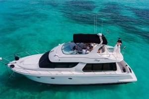 Cancun: 4-hour 55ft Luxury Yacht Rental with Food and Drinks