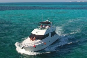 Cancun: 4-hour 55ft Luxury Yacht Rental with Food and Drinks