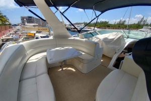 Cancun: 4-hour 55ft Luxury Yacht Rental with Food and Drinks