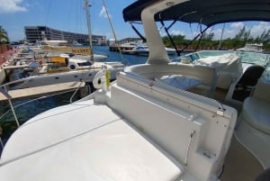 Cancun: 4-hour 55ft Luxury Yacht Rental with Food and Drinks