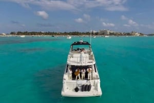 Cancun: 4-hour 55ft Luxury Yacht Rental with Food and Drinks