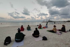 Cancún: Clase de Yoga en la Playa con Meditación Guiada