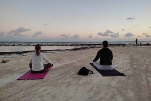 Cancún: Clase de Yoga en la Playa con Meditación Guiada