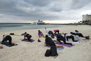 Cancún: Clase de Yoga en la Playa con Meditación Guiada