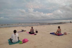 Cancún: Clase de Yoga en la Playa con Meditación Guiada