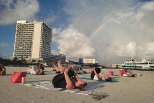 Cancún: Clase de Yoga en la Playa con Meditación Guiada