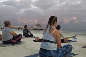 Cancún: Clase de Yoga en la Playa con Meditación Guiada