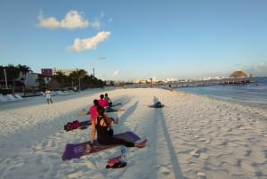 Cancún: Clase de Yoga en la Playa con Meditación Guiada