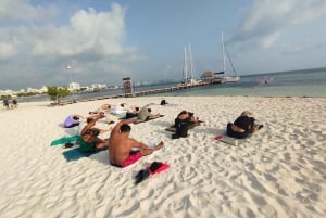 Cancún: Clase de Yoga en la Playa con Meditación Guiada