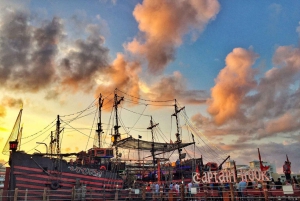 Cancún: Captain Hook Dinner Cruise with Pirate Show