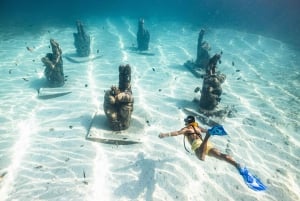 Cancún: Crucero en catamarán a Isla Mujeres con snorkel