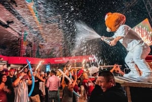 Cancún: Coco Bongo Fiesta de Año Nuevo en la Playa con Barra Libre y Comida