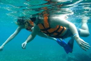 Cancún: Excursión familiar en catamarán a Isla Mujeres con snorkel