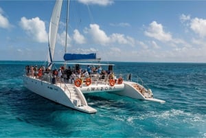 Cancún: Excursión familiar en catamarán a Isla Mujeres con snorkel