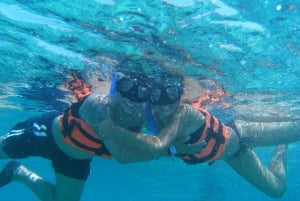 Cancún: Excursión familiar en catamarán a Isla Mujeres con snorkel