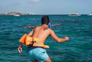 Cancún: Excursión familiar en catamarán a Isla Mujeres con snorkel