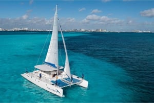 Cancún: Excursión familiar en catamarán a Isla Mujeres con snorkel