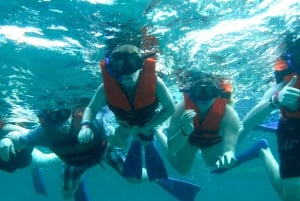 Cancún: Excursión familiar en catamarán a Isla Mujeres con snorkel