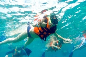 Cancún: Excursión familiar en catamarán a Isla Mujeres con snorkel