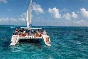 Cancún: Excursión familiar en catamarán a Isla Mujeres con snorkel