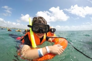 Cancún: Excursión familiar en catamarán a Isla Mujeres con snorkel