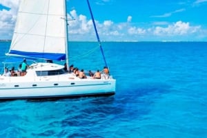 Cancún: Catamarán privado de medio día para 35 personas