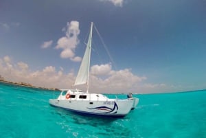 Cancun: Half Day Private Catamaran to Isla Mujeres