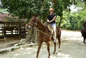 Cancún/Riviera Maya: Excursión a caballo, en quad, tirolesa y cenotes