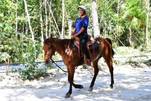 Cancún/Riviera Maya: Excursión a caballo, en quad, tirolesa y cenotes