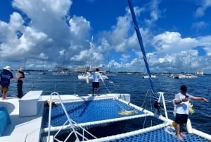 Cancun: Isla Mujeres Catamaran Cruise with Snorkeling