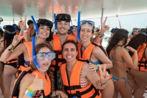 ¡Cancún Isla Mujeres Catamarán! Barra libre, comida y snorkel