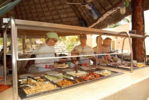 ¡Cancún Isla Mujeres Catamarán! Barra libre, comida y snorkel