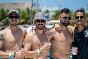 ¡Cancún Isla Mujeres Catamarán! Barra libre, comida y snorkel