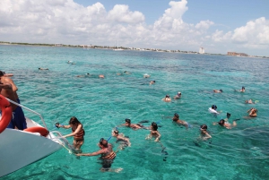 Cancún: Isla Mujeres Catamaran Sail, Snorkel & Dolphin Swim