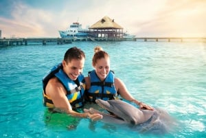 Cancún: Isla Mujeres Catamaran Tour & Swim with Dolphins