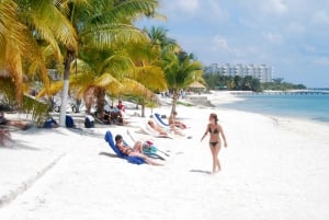 Cancun: Isla Mujeres Catamaran Tour with Lunch and Open Bar