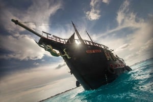 Cancún: Cena Crucero Pirata Jolly Roger