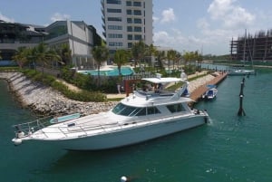 Cancun: Luxury Yacht Tour to Isla Mujeres with Chef - SR55C