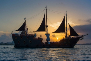 Cancun Pirate adventure: Capitán hook´s dinner cruise