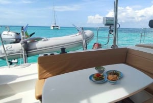 Cancun: Private Luxury Catamaran to Isla Mujeres