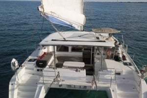 Cancun: Private Luxury Catamaran to Isla Mujeres