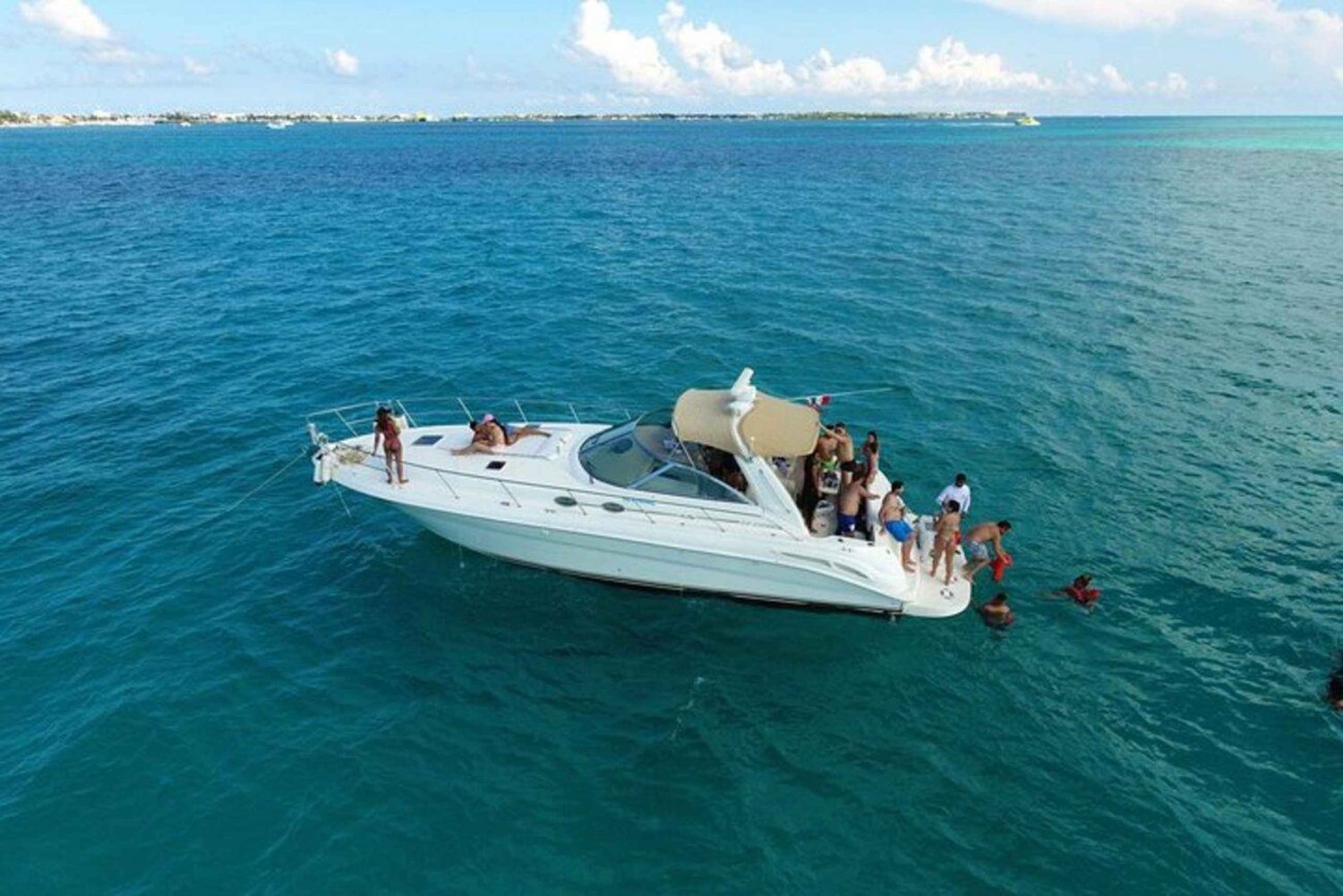 Cancun: Private Yacht Tour to Isla Mujeres with Snorkeling