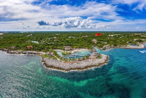 Cancún y Riviera Maya: Xcaret Plus con bufé y transporte